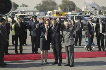 Κλίμα και τρομοκρατία στο επίκεντρο των επαφών Μπράουν στην Ινδία