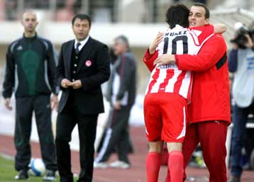 Πέρασε από την Κρήτη με Νούνιες ο Ολυμπιακός, νίκη με γκρίνιες ο Παναθηναϊκός