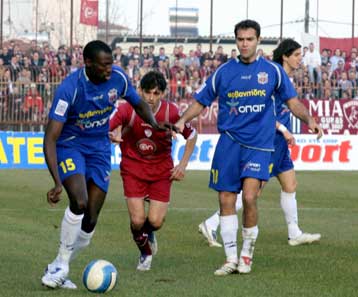 Η Βέροια 1-0 τη Λάρισα που «έκανε» καρέ της… κόκκινης