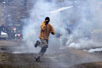 Αμείωτη συνεχίζεται η φυλετική βία στη Κένυα με δεκάδες θύματα