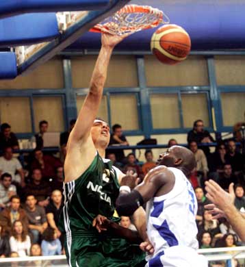 Ενα γύρο αήττητος ο Παναθηναϊκός, δύσκολα ο Ολυμπιακός, νίκη παραμονής για την ΑΕΛ