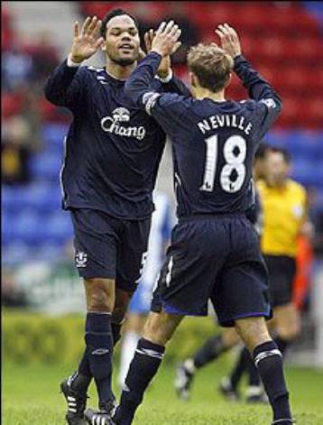 Στην τετράδα η Έβερτον μέσω «JJB», έχασε έδαφος η Σίτι