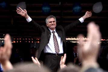 Με προβάδισμα του υπερεθνικιστή Νίκολιτς οδεύει η Σερβία σε δεύτερο γύρο