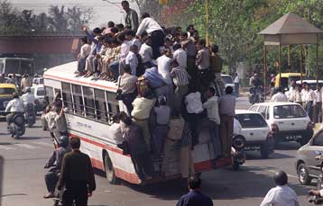 Τραγικό τροχαίο με δεκάδες νεκρούς και τραυματίες στη δυτική Ινδία