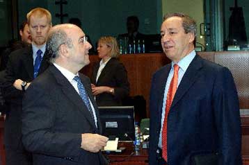 Ανησυχία Αλμούνια για τον πληθωρισμό στην Ελλάδα, συνιστά μικρές αυξήσεις μισθών