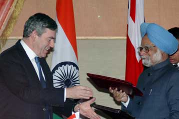 Ενεργότερο ρόλο της Ινδίας στους διεθνείς θεσμούς επιθυμεί ο Γκόρντον Μπράουν