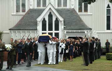 Στην τελευταία του κατοικία ο ιστορικός κατακτητής του Έβερεστ, σερ Έντμουντ Χίλαρι