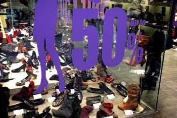 Αυξάνεται η κίνηση στα εμπορικά καταστήματα από τις εκπτώσεις έως 60%