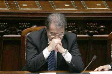 Ψήφο εμπιστοσύνης ζητά ο Πρόντι μετά τους τριγμούς στην κυβέρνηση συνεργασίας