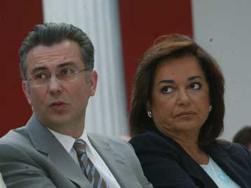 Κυβερνητική αποδοκιμασία στις «γαλάζιες» βολές με στόχο την Ντ.Μπακογιάννη