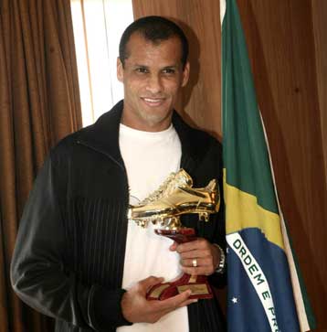 Πρωτάθλημα εφέτος αλλά και του χρόνου θέλει ο Ριβάλντο με την ΑΕΚ