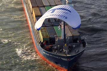 Πλοίο με ιπτάμενο ιστίο διαπλέει τον Ατλαντικό