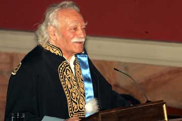 Επίτιμος διδάκτωρ του τμήματος Φιλολογίας του Πανεπιστημίου Αθηνών ο Μανώλης Γλέζος