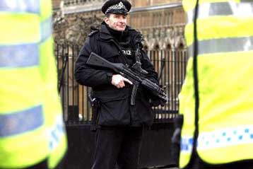 Αντιτρομοκρατικά μέτρα προωθεί η κυβέρνηση Μπράουν παρά τον κίνδυνο «ανταρσίας»