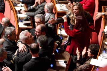 Έχασε την ψήφο εμπιστοσύνης στη Γερουσία και παραιτήθηκε η κυβέρνηση Πρόντι