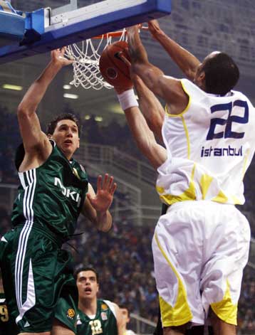 Πρωτιά και μαθηματικά ο Παναθηναϊκός, έχασε αλλά ελπίζει στην 4η θέση ο Ολυμπιακός