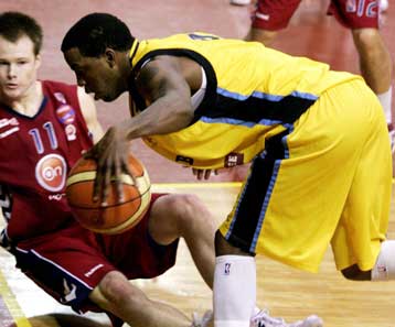 Στο νοσοκομείο θα παραμείνει μέχρι τη Δευτέρα ο Τέιλορ