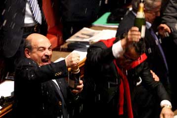 Η Ιταλία σε κρίση μετά τη συντριβή της κεντροαριστερής κυβέρνησης Πρόντι