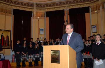 Συγκίνηση και πολλαπλά μηνύματα στις συναντήσεις Καραμανλή με ομογενείς της Πόλης