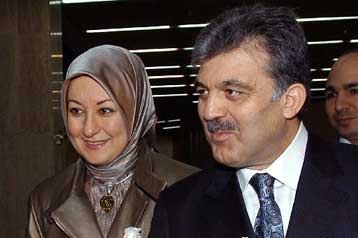 Στηρίζει δημόσια ο Γκιουλ την άρση της απαγόρευσης της μαντήλας στα πανεπιστήμια