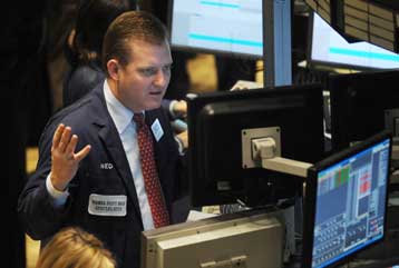 Με απώλειες σε Γουόλ Στριτ και ευρωπαϊκά χρηματιστήρια έκλεισε η θυελλώδης εβδομάδα