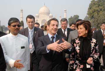 Στο αιώνιο μνημείο του έρωτα ο Νικολά Σαρκοζί χωρίς όμως την Κάρλα Μπρούνι