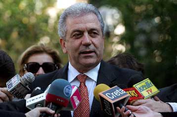 Βελτίωση του πολιτικού πολιτισμού ζητά ο Δ.Αβραμόπουλος – Πρώτη παρέμβαση Μεϊμαράκη