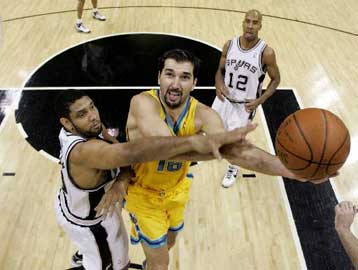 Οι Χόρνετς μένουν στην κορυφή με επιβλητικό σερί