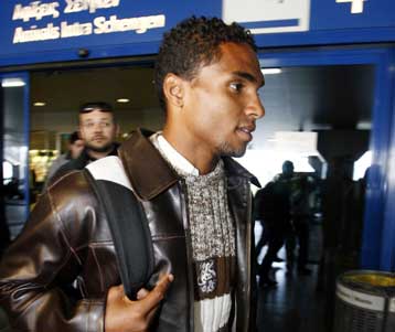 Ηρθε και υπογράφει στον Ολυμπιακό ο Λεονάρντο