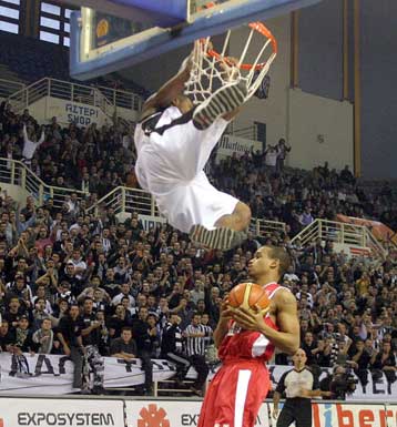 Ο ΠΑΟΚ επικράτησε του Ολυμπιακού και έκανε δώρο στον Παναθηναϊκό