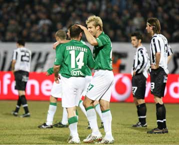 Η οργή των οπαδών του ΠΑΟΚ για τους παίκτες τους και το παράπονο του Σαλπιγγίδη