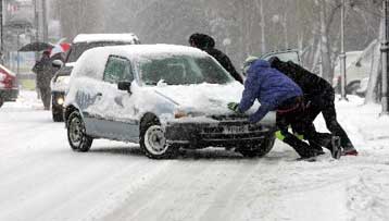 «Χιονοστιβάδα» προβλημάτων στο οδικό δίκτυο και τις συγκοινωνίες της χώρας