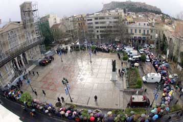 Βουβός αποχαιρετισμός από χιλιάδες πιστούς στον μακαριστό Αρχιεπίσκοπο