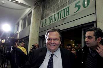 Κλειστά κρατάει τα χαρτιά του ο Βενιζέλος μετά την προειδοποίηση Παπανδρέου