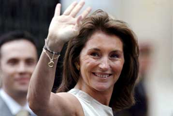 Δικαστική νίκη για την Σεσιλιά στη «μάχη του μαγιό» με την Κάρλα Μπρούνι