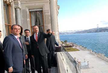 Κινητικότητα στο θέμα του Πατριαρχείου «βλέπει» η Hurriyet μετά την επίσκεψη Καραμανλή