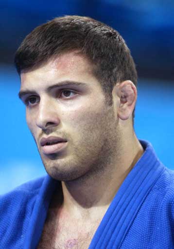 Ο Ηλίας Ηλιάδης πηγαίνει στο Πεκίνο και παίρνει μαζί του τον Διονύση