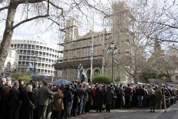 Μέγα πλήθος στη Μητρόπολη για το ύστατο χαίρε στον μακαριστό Αρχιεπίσκοπο