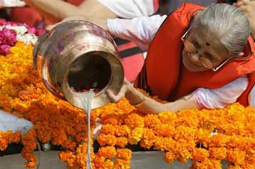 Εξήντα χρόνια μετά τη δολοφονία η τέφρα του Γκάντι σκορπίζεται στην Αραβική Θάλασσα