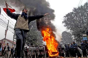 Βόμβα σε προεκλογική συγκέντρωση στο Νεπάλ φοβίζει και τραυματίζει δεκάδες