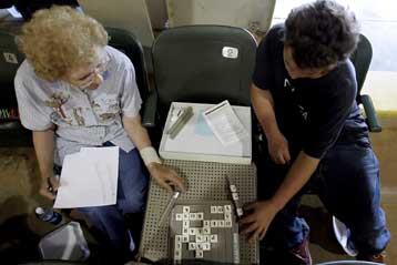 Τα επίπεδα ευτυχίας κάνουν «κοιλιά» στη μέση ηλικία