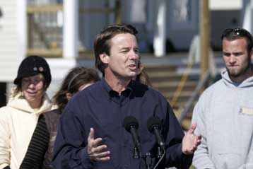 Εκτός προεκλογικής εκστρατείας των Δημοκρατικών ο Τζον Έντουαρντς