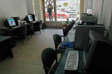 Μέχρι την Ινδία οι συνέπειες από τη βλάβη τηλεπικοινωνιακών καλωδίων στη Μεσόγειο