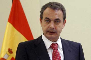 Προεκλογικό «δώρο» Θαπατέρο στους Ισπανούς με φοροελάφρυνση 400 ευρώ