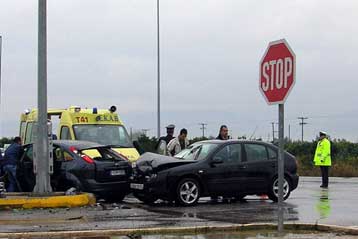 Ένας νεκρός και έξι τραυματίες από καραμπόλα οχημάτων έξω από τη Λάρισα