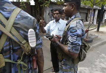 Μακελειό στη Σρι Λάνκα από έκρηξη βόμβας σε λεωφορείο με προσκηνυτές