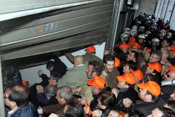 Επεισόδια στη διάρκεια της κρίσιμης συνεδρίασης του ΔΣ της ΔΕΗ