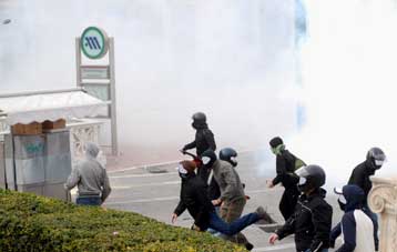 Πεδίο μάχης το κέντρο της Αθήνας με συγκρούσεις αντιεξουσιαστών-αστυνομίας