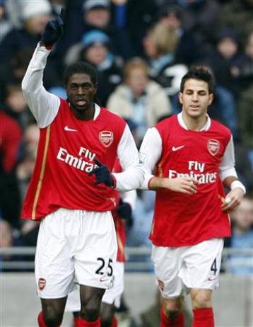 Ο Αντεμπαγιόρ οδηγεί την Αρσεναλ στην κορυφή, ισοπαλία για την Τσέλσι