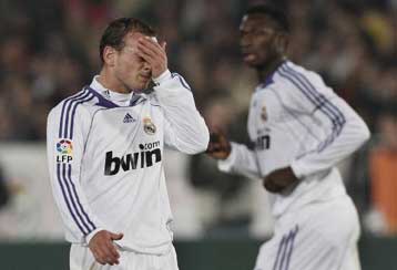 Σκόνταψε στην Αλμερία η Ρεάλ, καραδοκεί η Μπαρτσελόνα